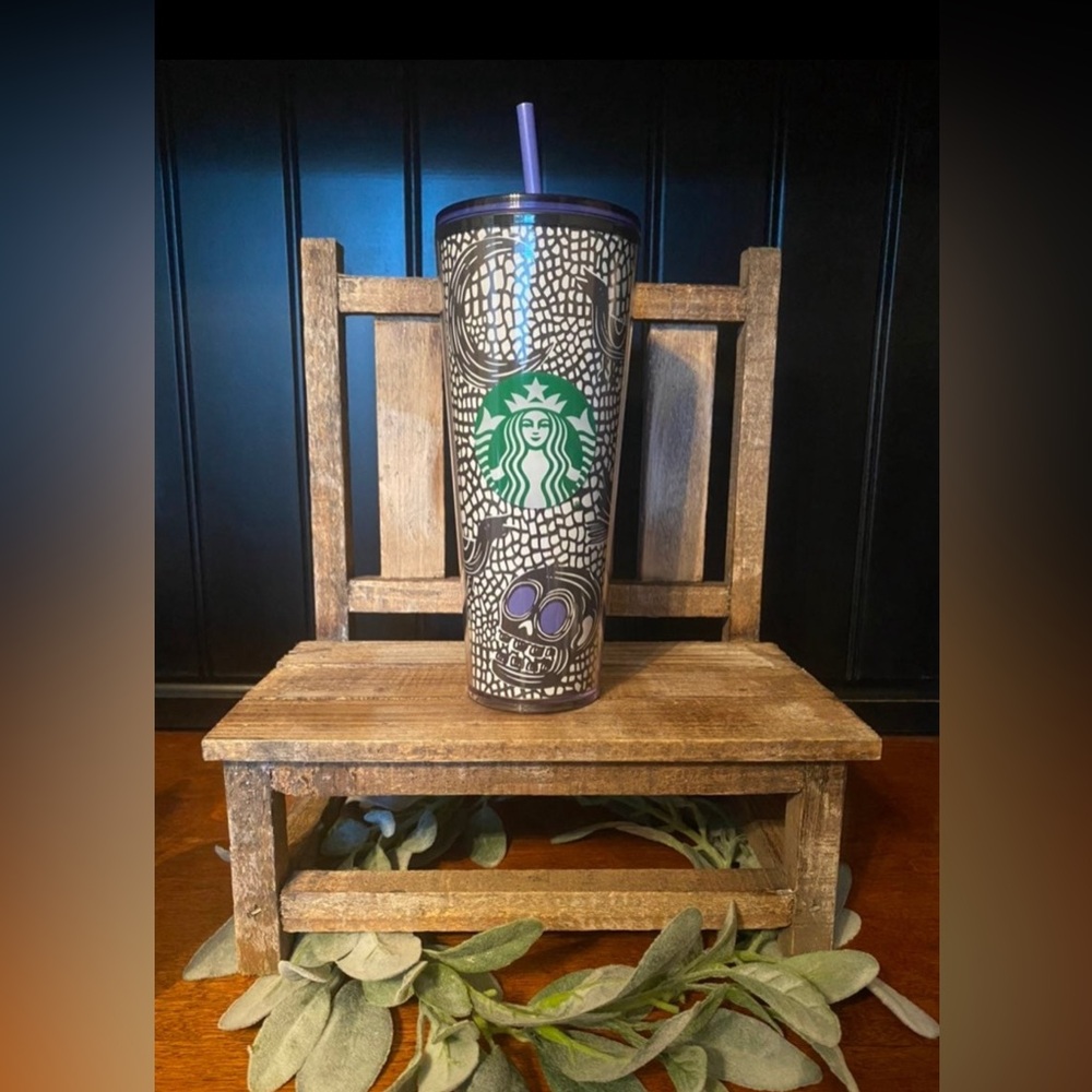 NWT Starbucks Glow in the dark 2020 Halloween Skull Venti Tumbler